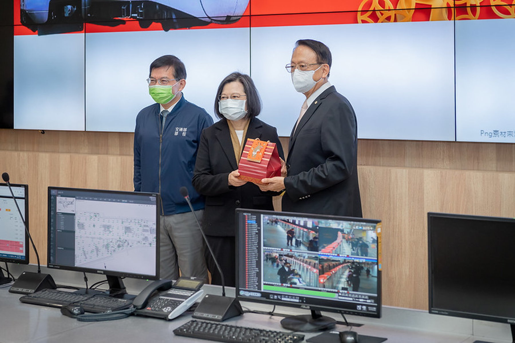 蔡英文總統視察春節疏運 提醒落實防疫措施
