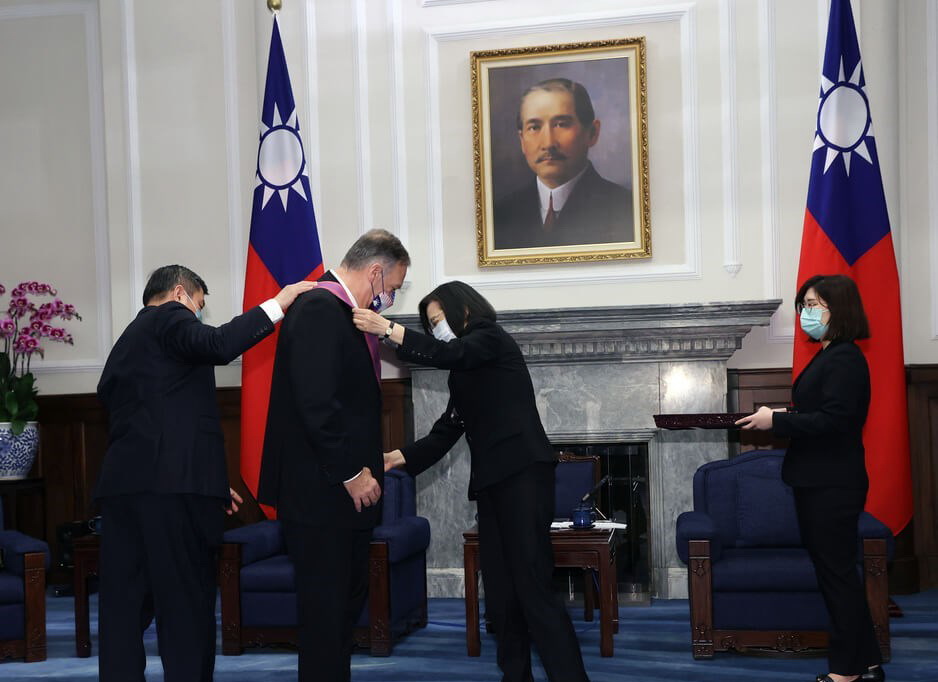 蔡英文總統讚蓬佩奧人氣高 贈勳表彰對台美關係貢獻