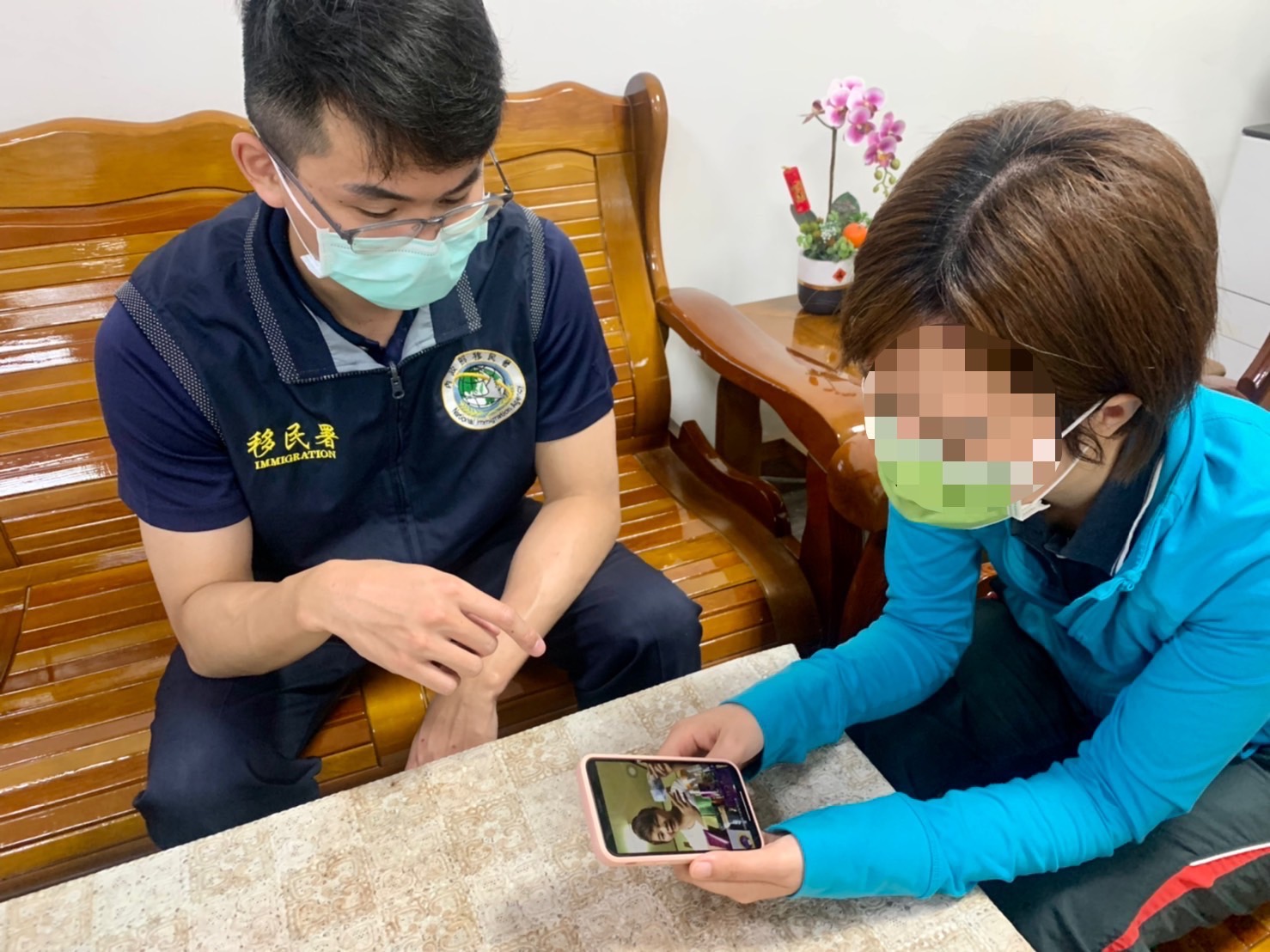 高雄移民署查獲二十餘件 移工直播宣稱化粧品具療效