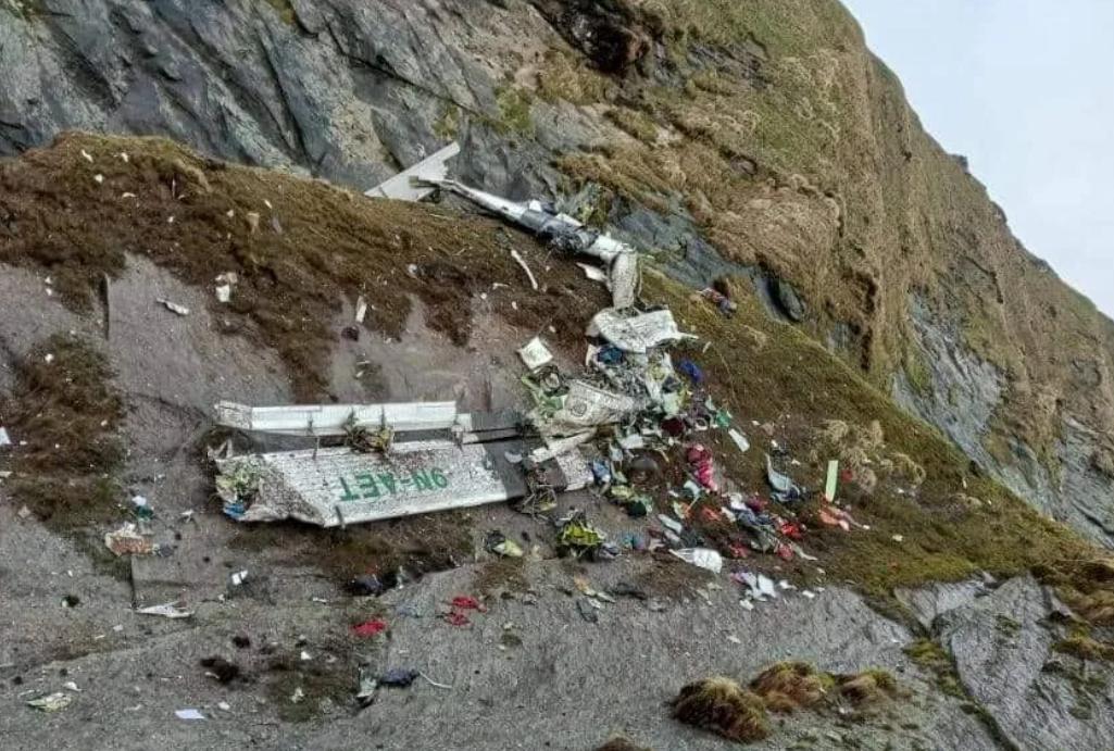尼泊爾客機失事機身解體斷成多截 三機組人員跟十九名乘客全亡