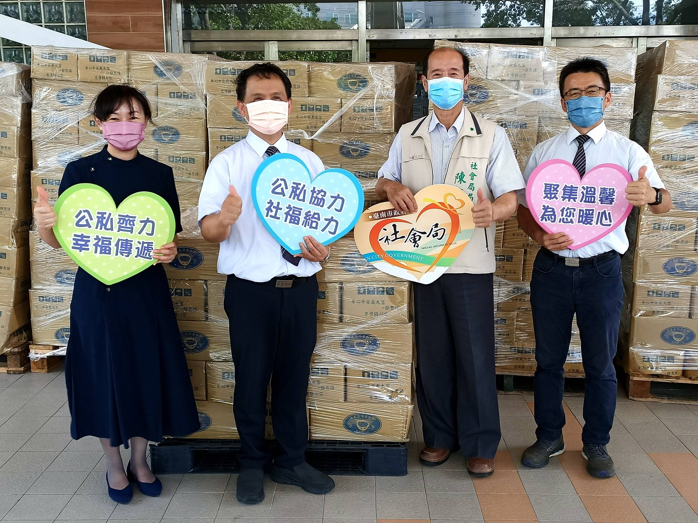 慈濟捐贈五百份安心生活箱 助低收居家照護安心抗疫