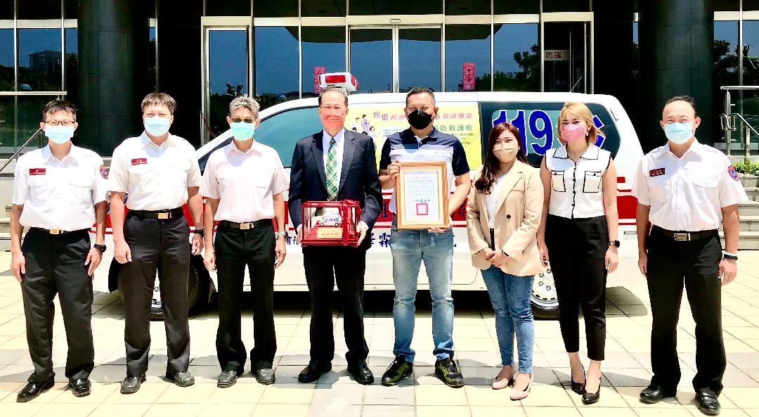 澤霖公司捐贈第二十輛配備精良救護車 副局長蔡致模代表受贈