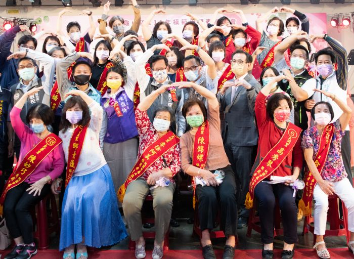 桃園龜山區公所表揚模範母親 市長鄭文燦：展現生命韌性