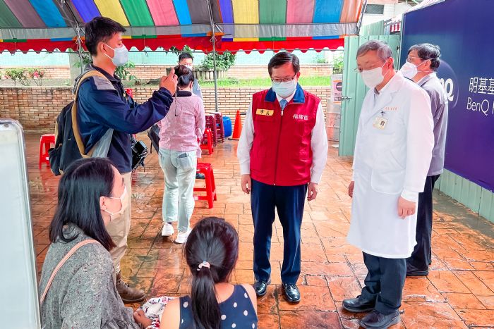 桃園市長鄭文燦視察社區醫療站 籲市民落實防疫