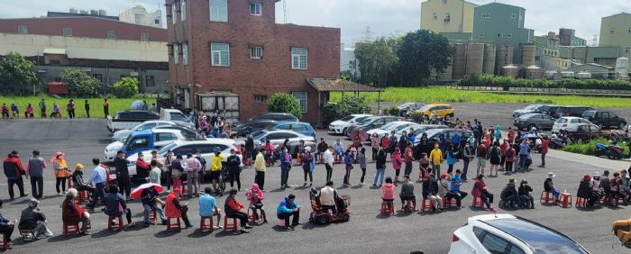 桃園蘆竹誠聖宮發送免費快篩劑 民眾排隊秒殺