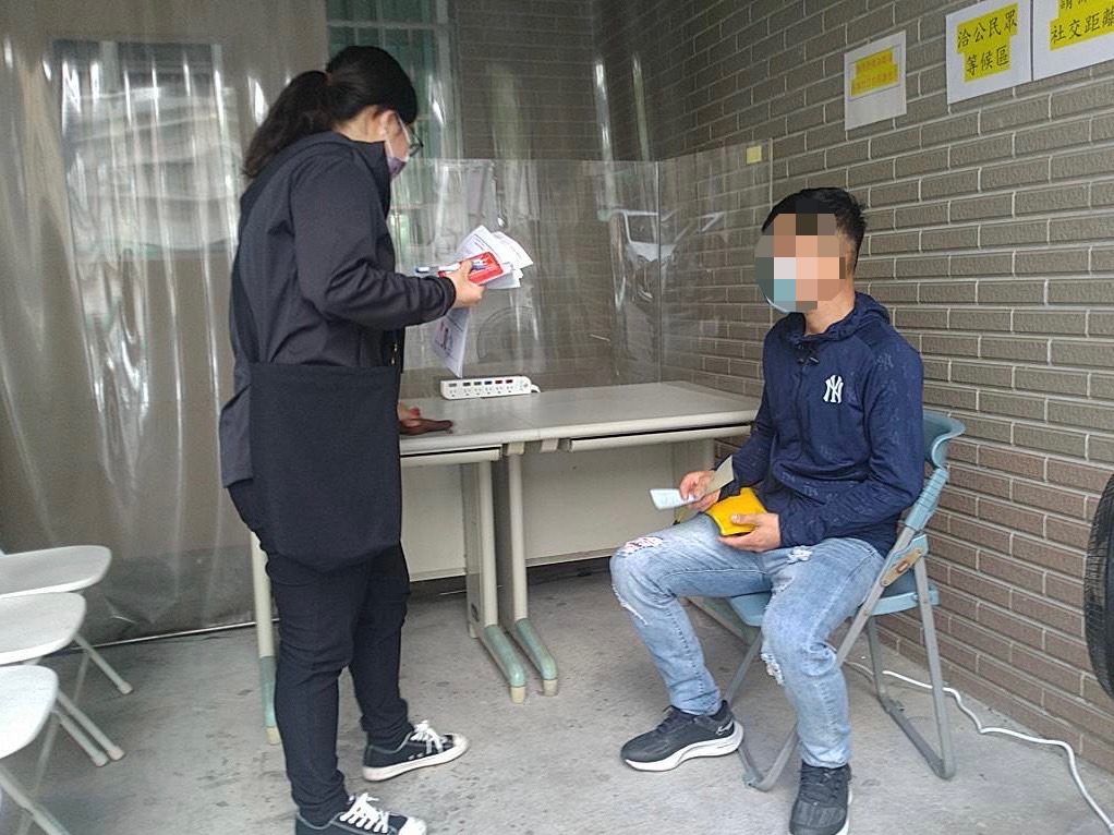 疫情持續升溫 移民署高雄專勤隊設戶外隔離區與警方齊心抗疫