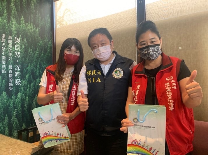 移民署高雄市第二服務站行動列車慶賀「優秀新住民」築夢計畫獲獎