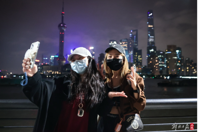 上海有效控制疫情 市民上街狂歡吶喊重返「夜上海」榮景