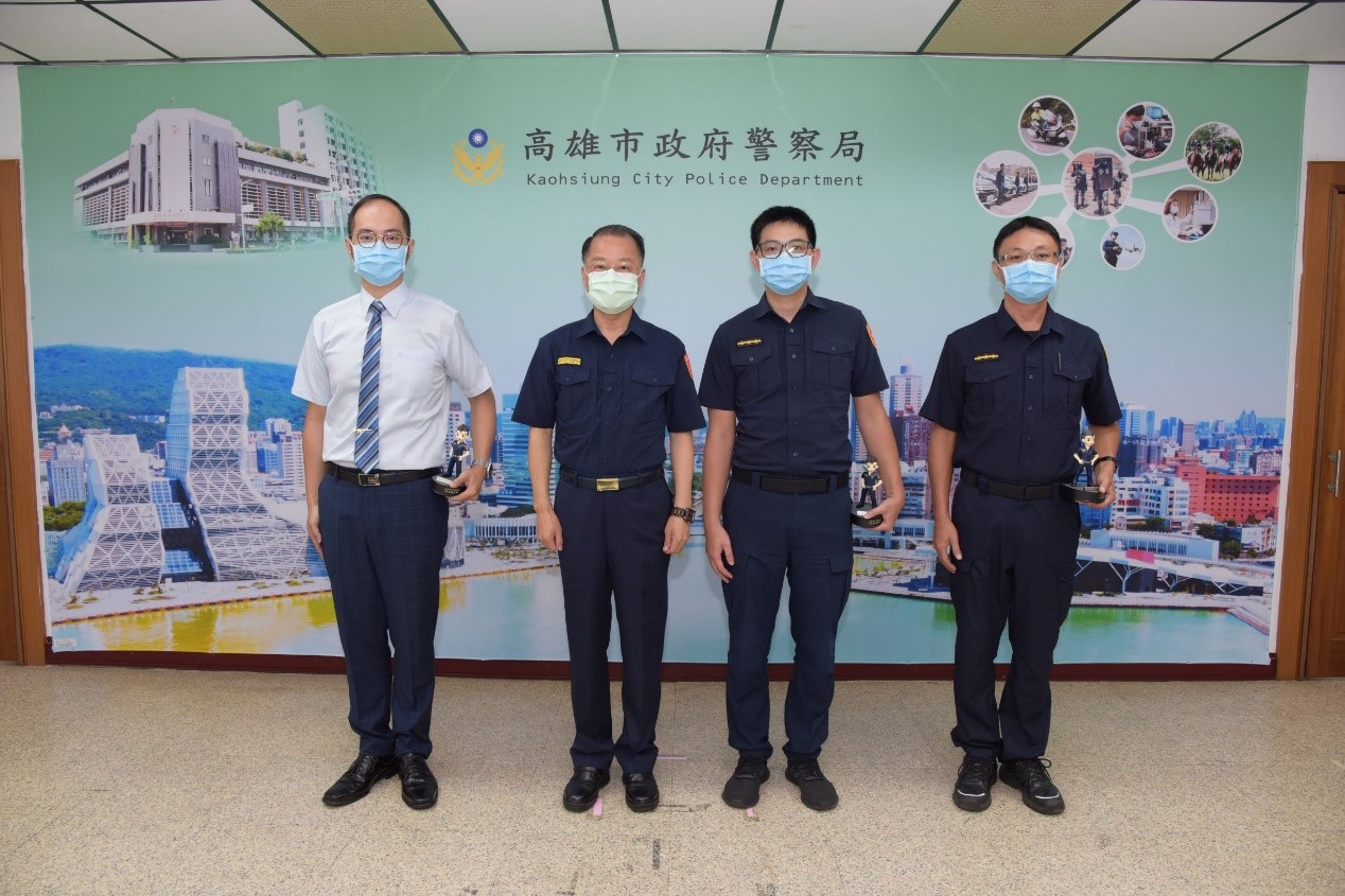 高市警局表揚「模範警察」等獎項 局長頒贈「水晶獎座」致賀