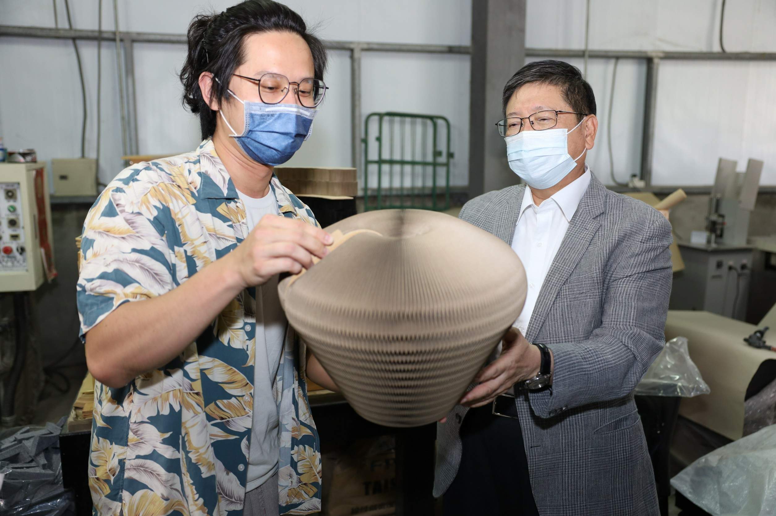 新竹縣長楊文科視察地方創生有成 蜂巢紙、竹吸管銷國際