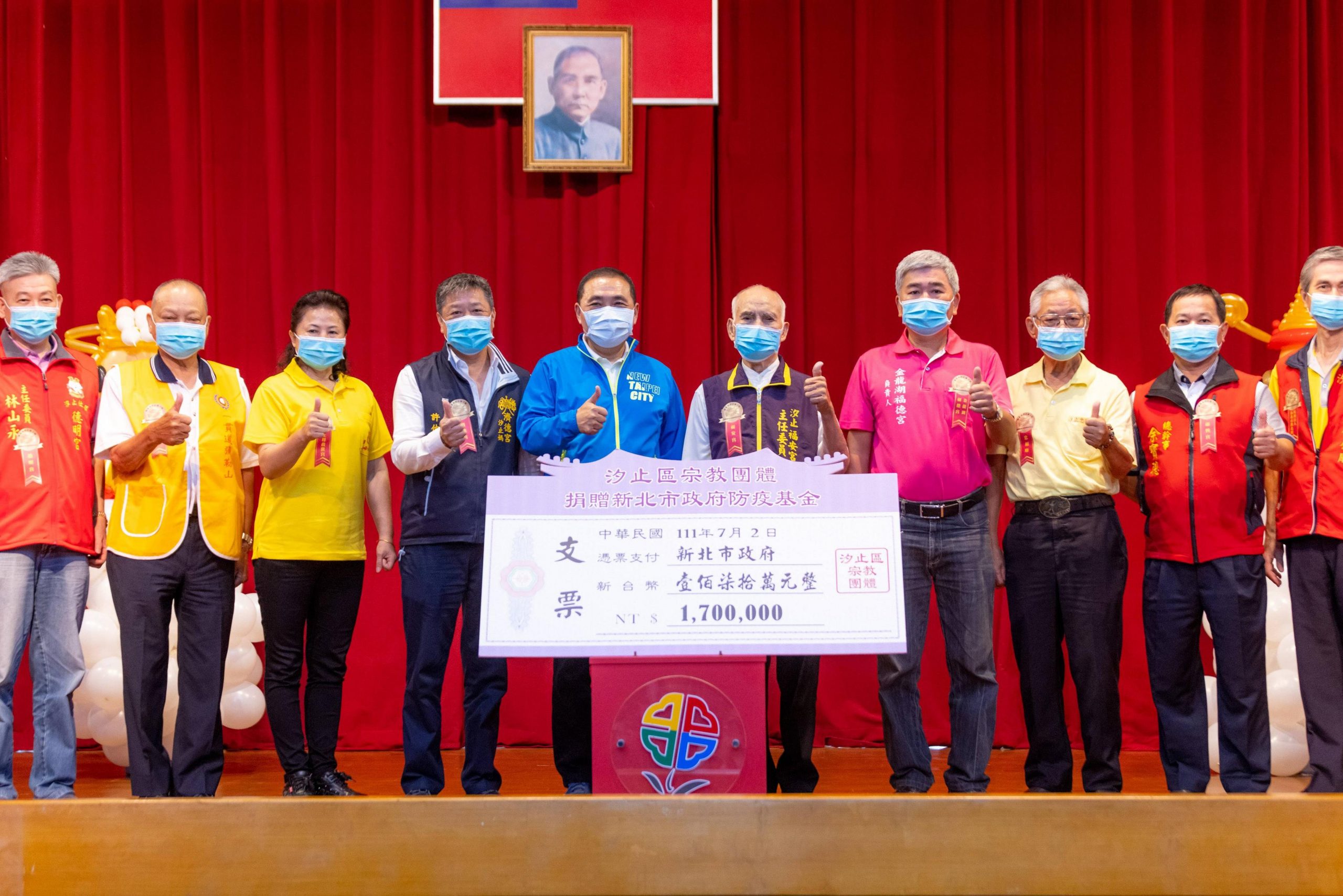 新北市長侯友宜行動治理前進汐止 感謝宗教團體贈防疫物資