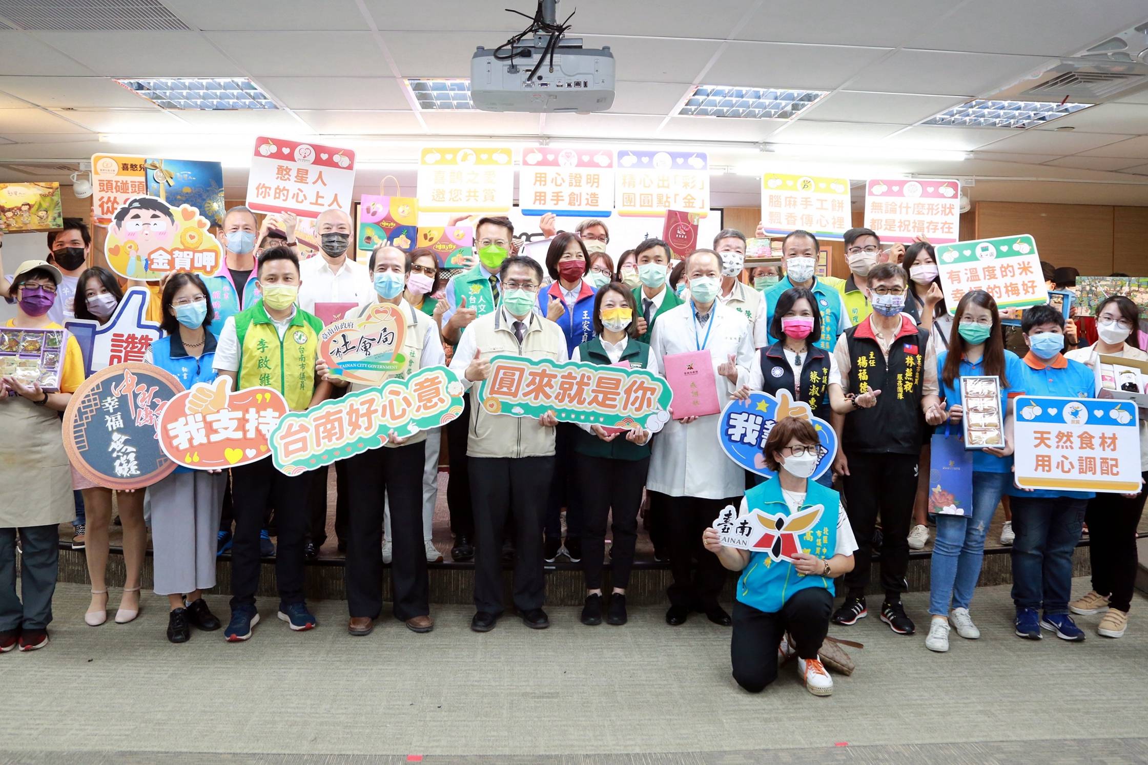 力挺身障朋友 台南市長黃偉哲促銷九大社福團體中秋禮盒