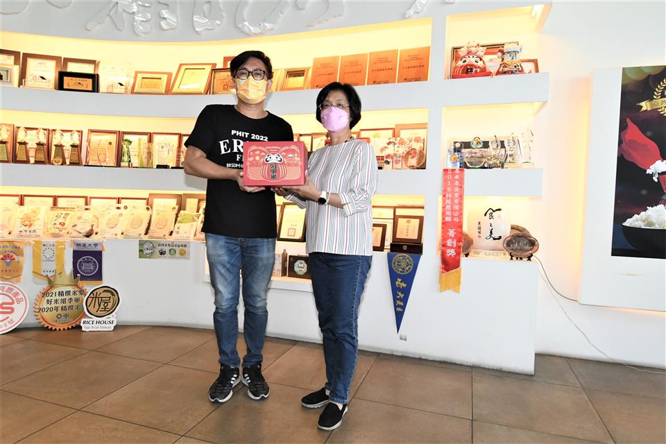 彰化米屋蟬連六次「精饌米獎」今年獲金銀雙獎 縣長王惠美贈匾