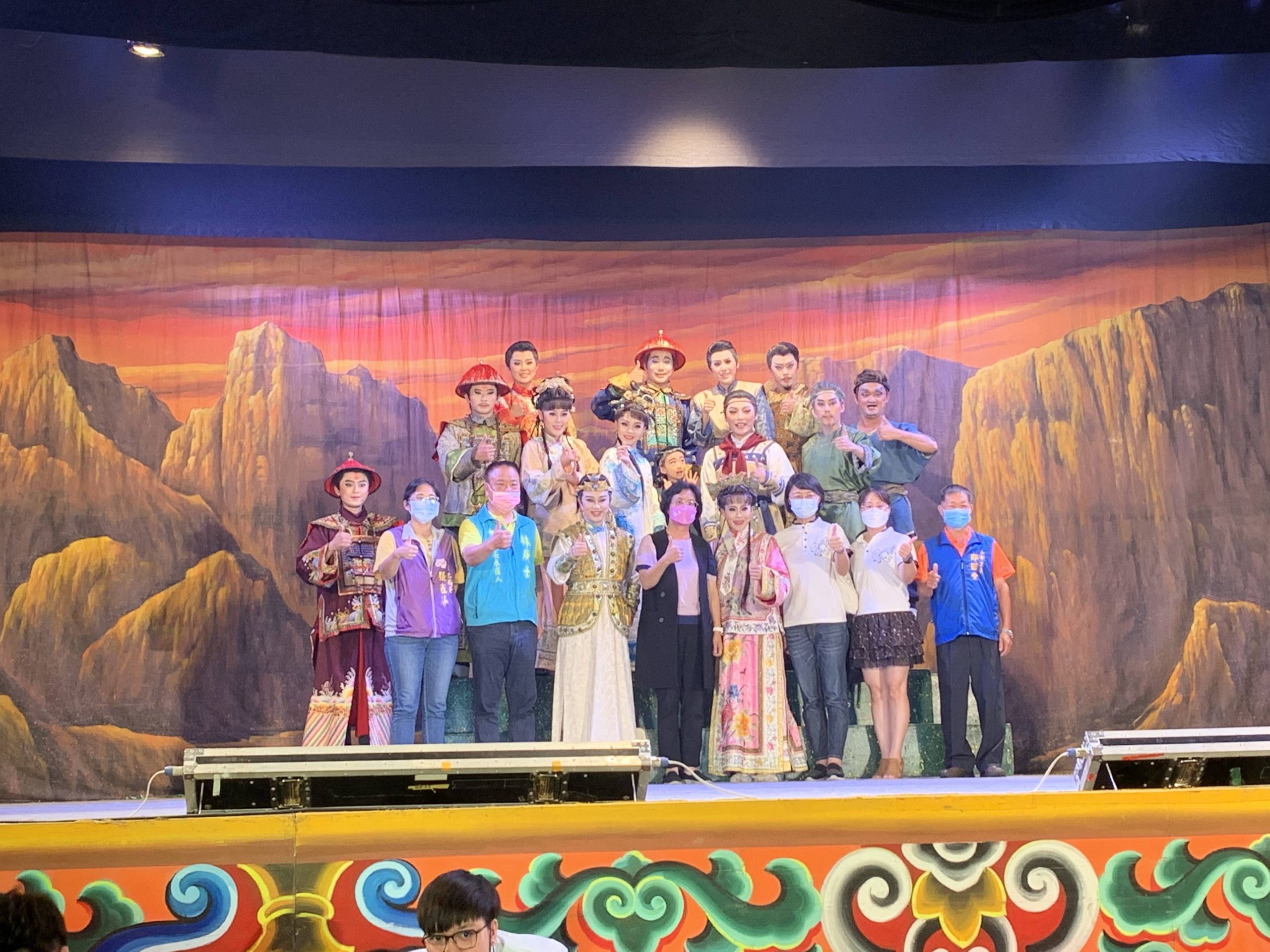 彰化縣長王惠美陪伴鄉親觀看明華園戲劇總團演出壓軸大戲