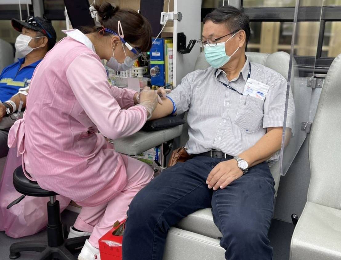 中油煉製事業部副執行長陳正喜、公關組經理顏清瑞率同仁挽袖捐血