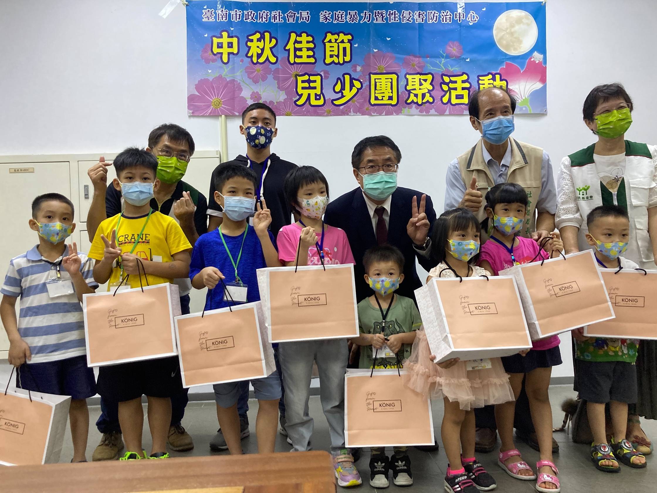 中秋佳節慶團圓 黃偉哲陪伴監護兒少體驗懷舊刈稻飯