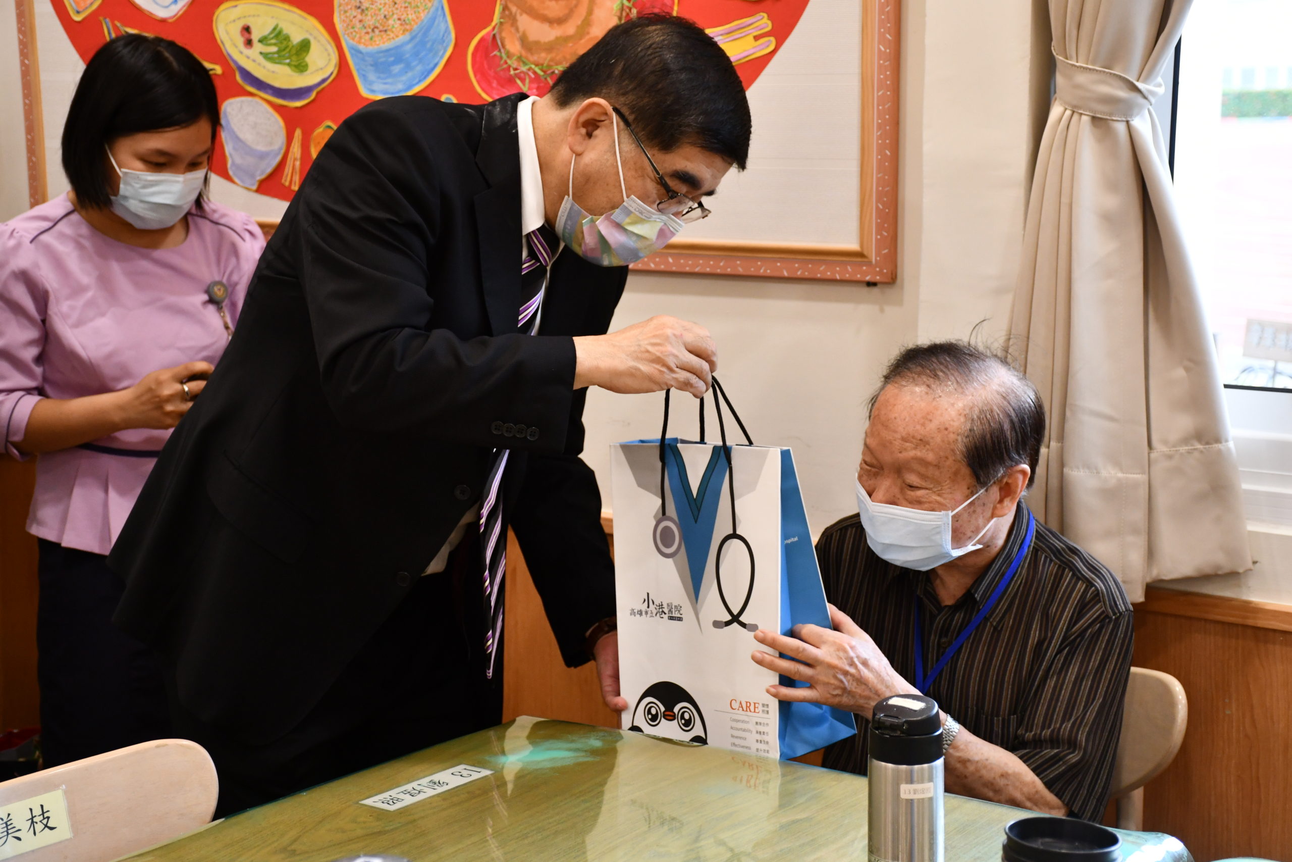 高醫大學校長楊俊毓帶領一校五院跨域團隊共同參與長輩衛教