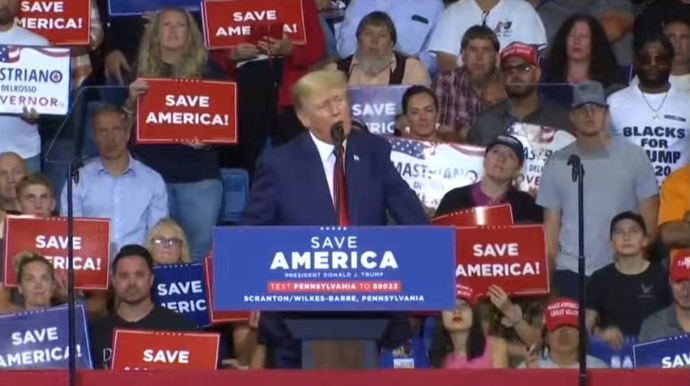 川普豪宅被搜後首度公開露面 斥拜登為「國家之敵」