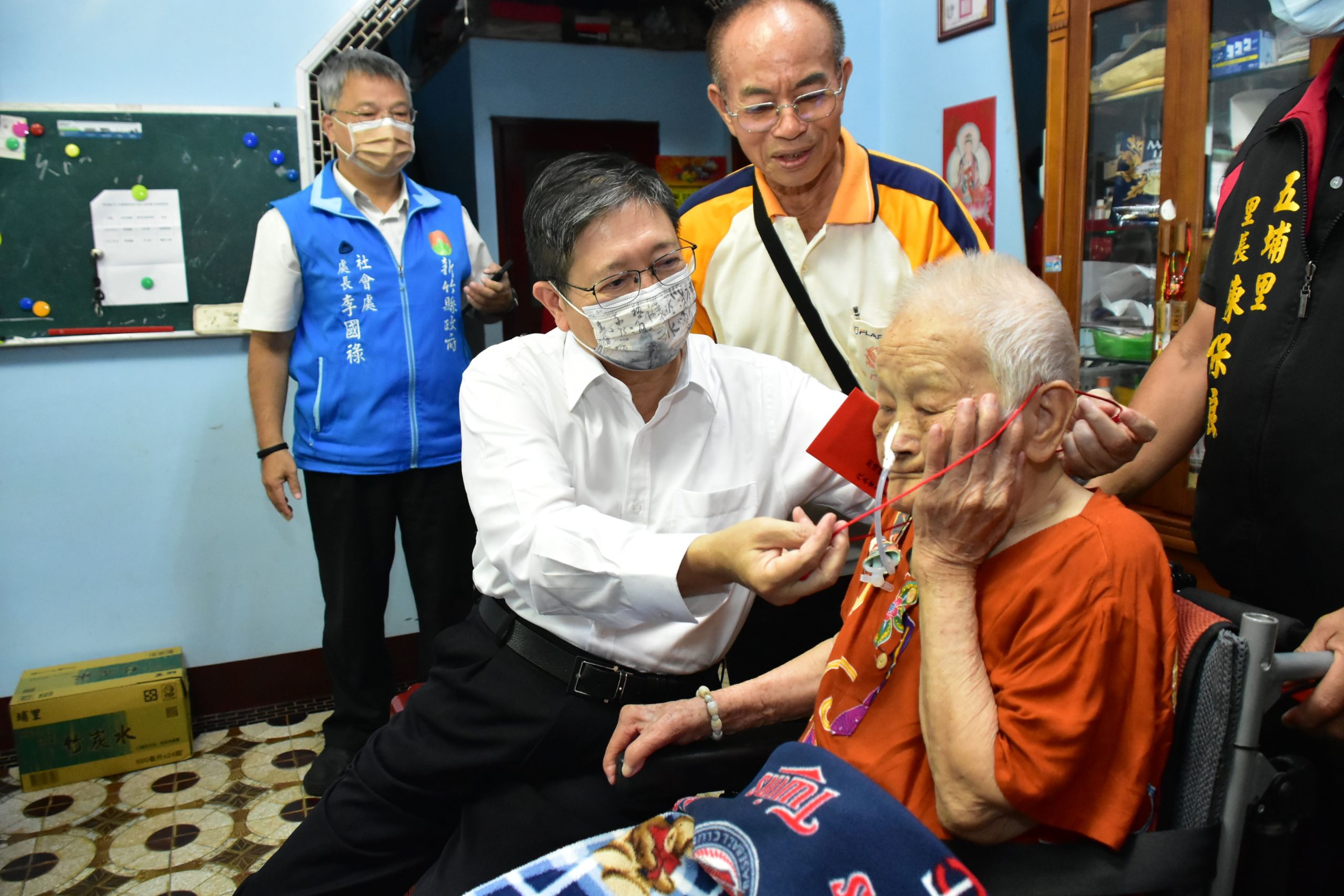 慶重陽節探人瑞 新竹縣長楊文科︰長者福利不縮水