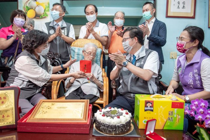 鄭文燦訪百一○四歲人瑞藍王銀女士 盼發揚敬老尊賢傳統美德