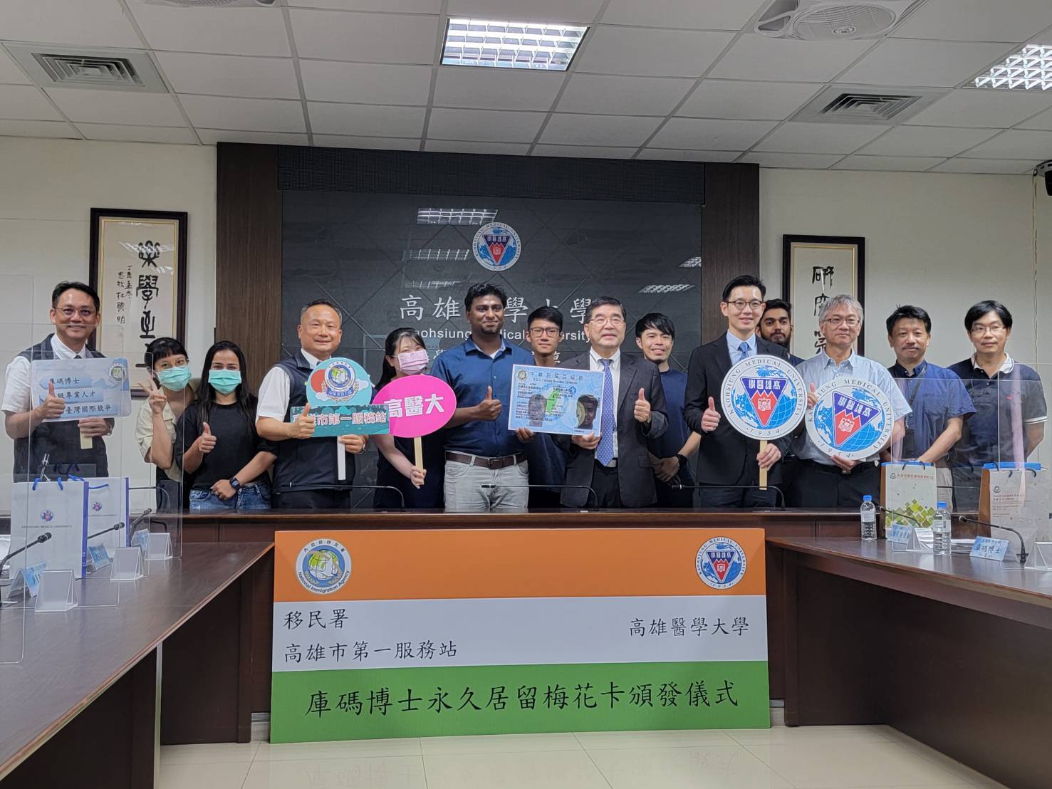 印度籍庫碼博士貢獻高等教育 移民署頒發永久居留梅花卡