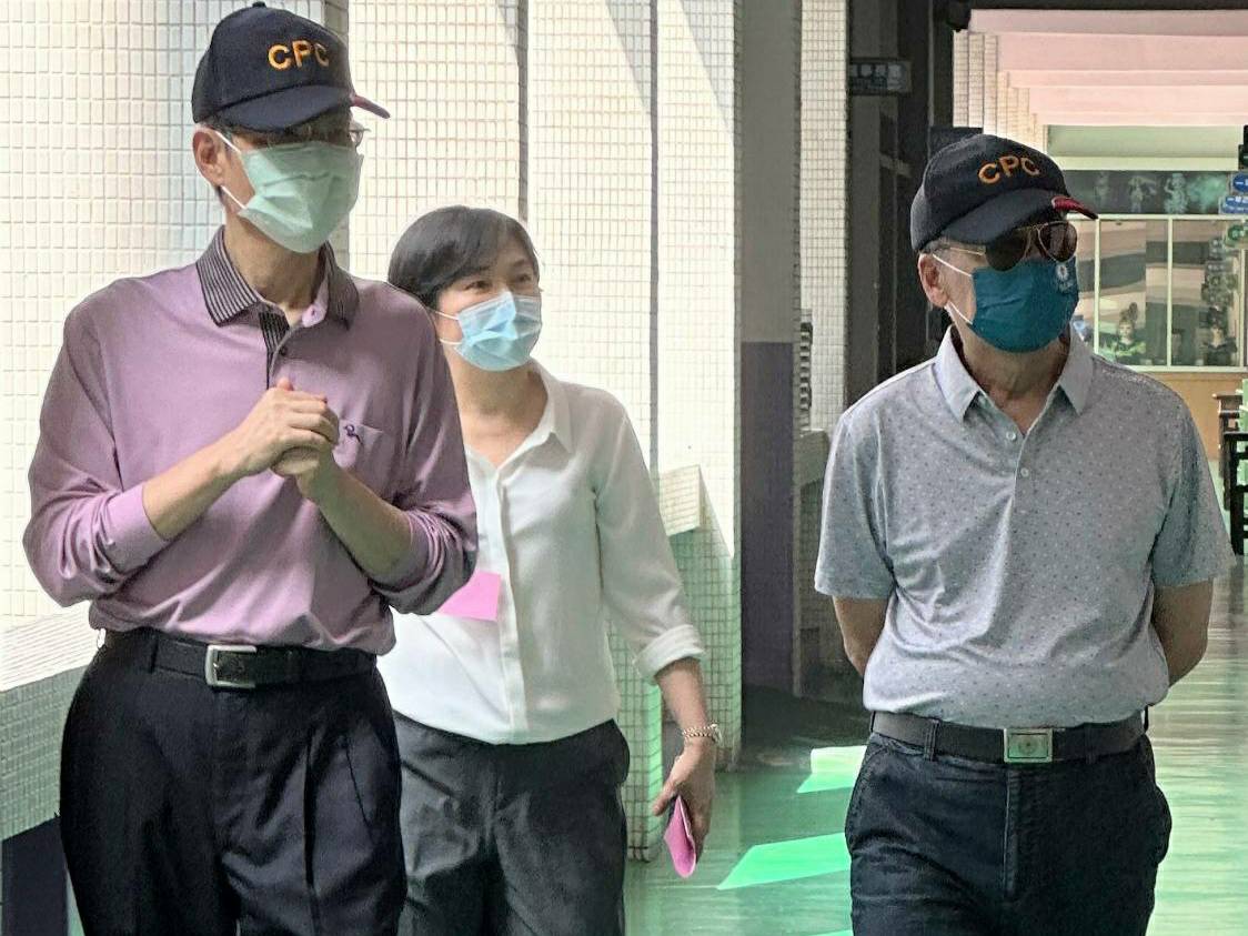 中油公司新進職員甄試 董事長李順欽巡視高雄考場為考生加油打氣