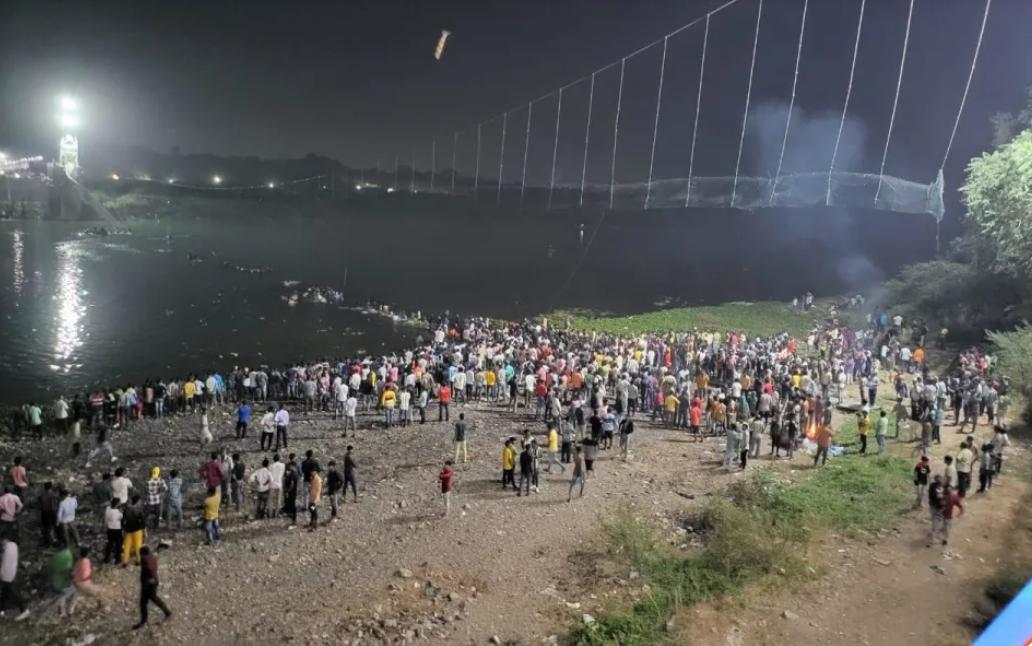 印度吊橋斷裂500人墜河 至少已150人死亡