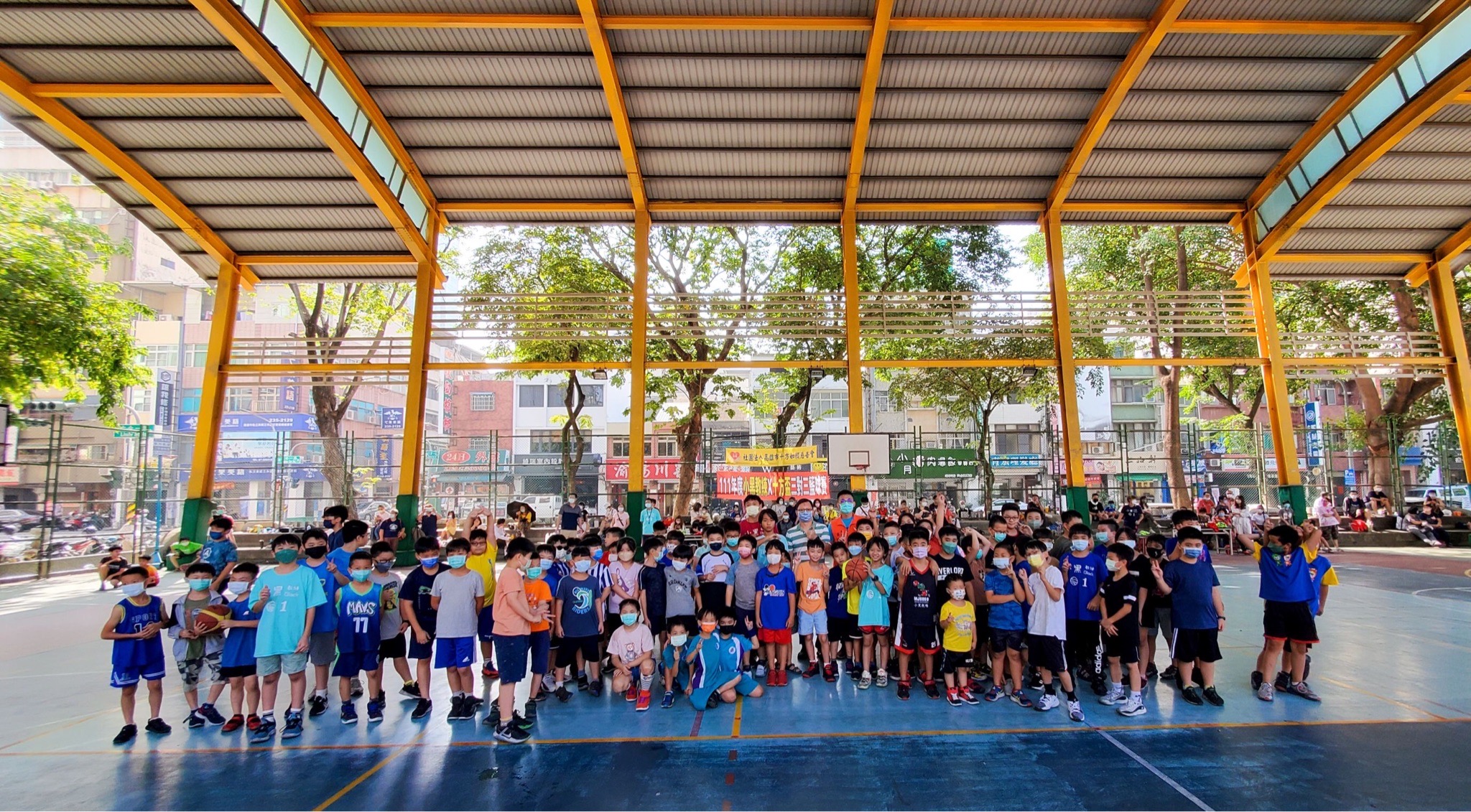 長年關心孩子教育 十方盃籃球賽百位熱血選手飆汗尬球