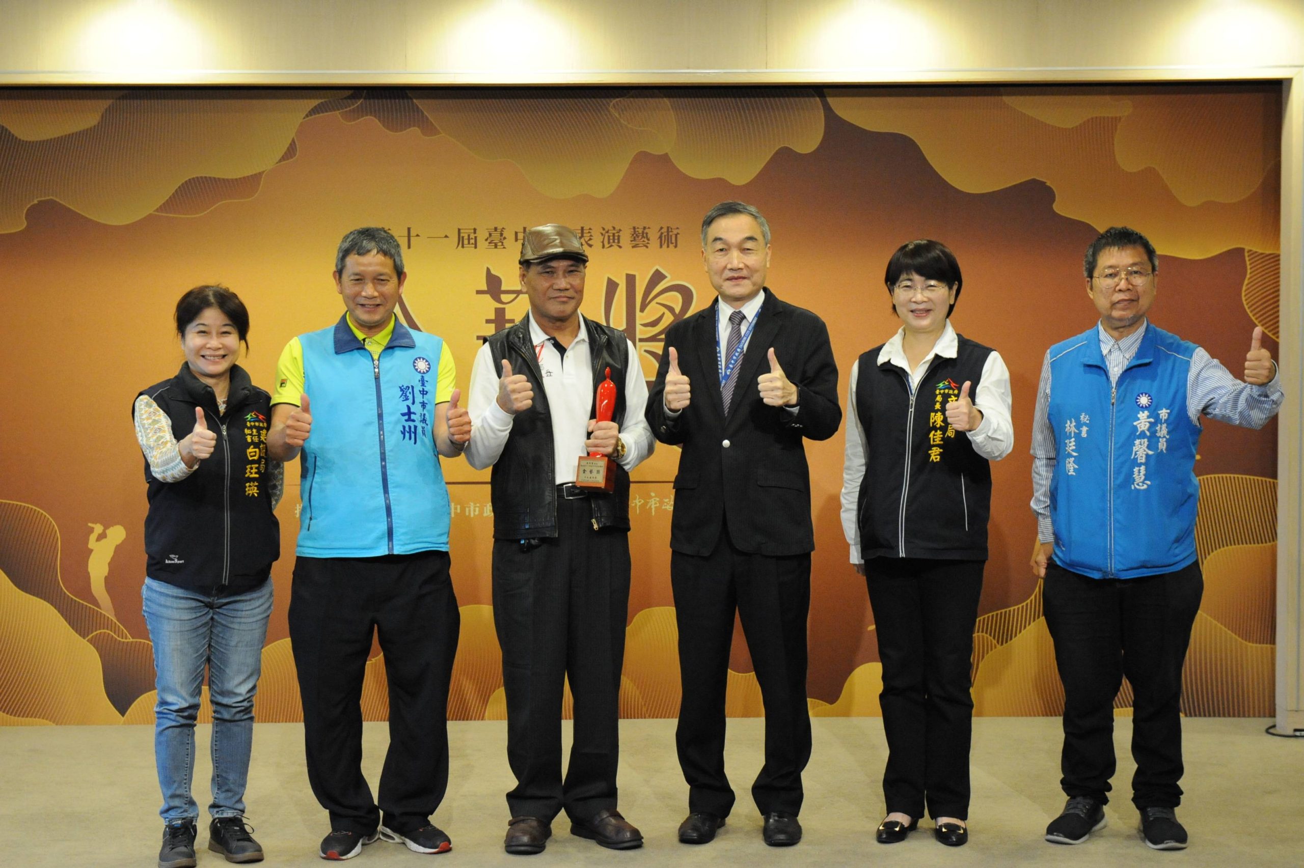 傳承布袋戲文化 王文生獲頒台中市表演藝術金藝獎