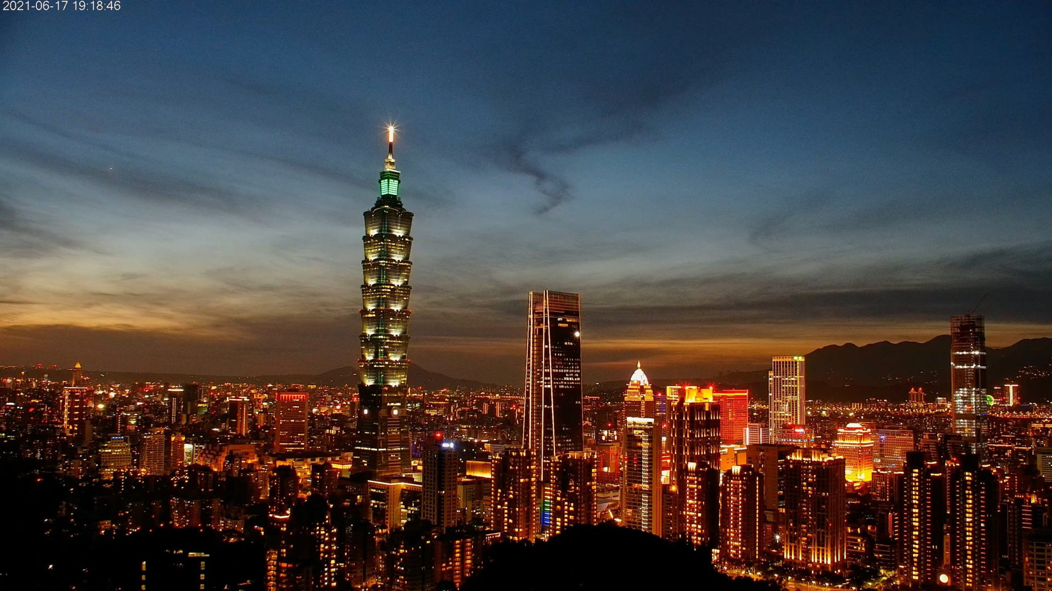 跨年市民廣場熱鬧越夜越精彩「夜遊臺北」迎2023曙光