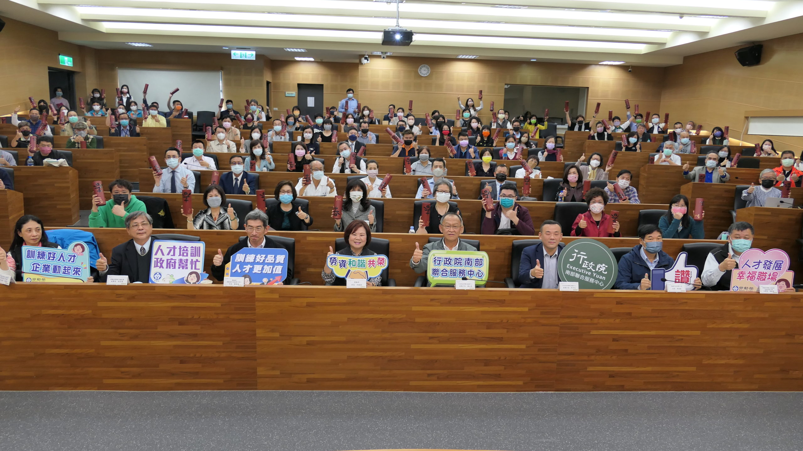 訓練好人才政府來幫忙 許銘春部長南下政院南服中心開講