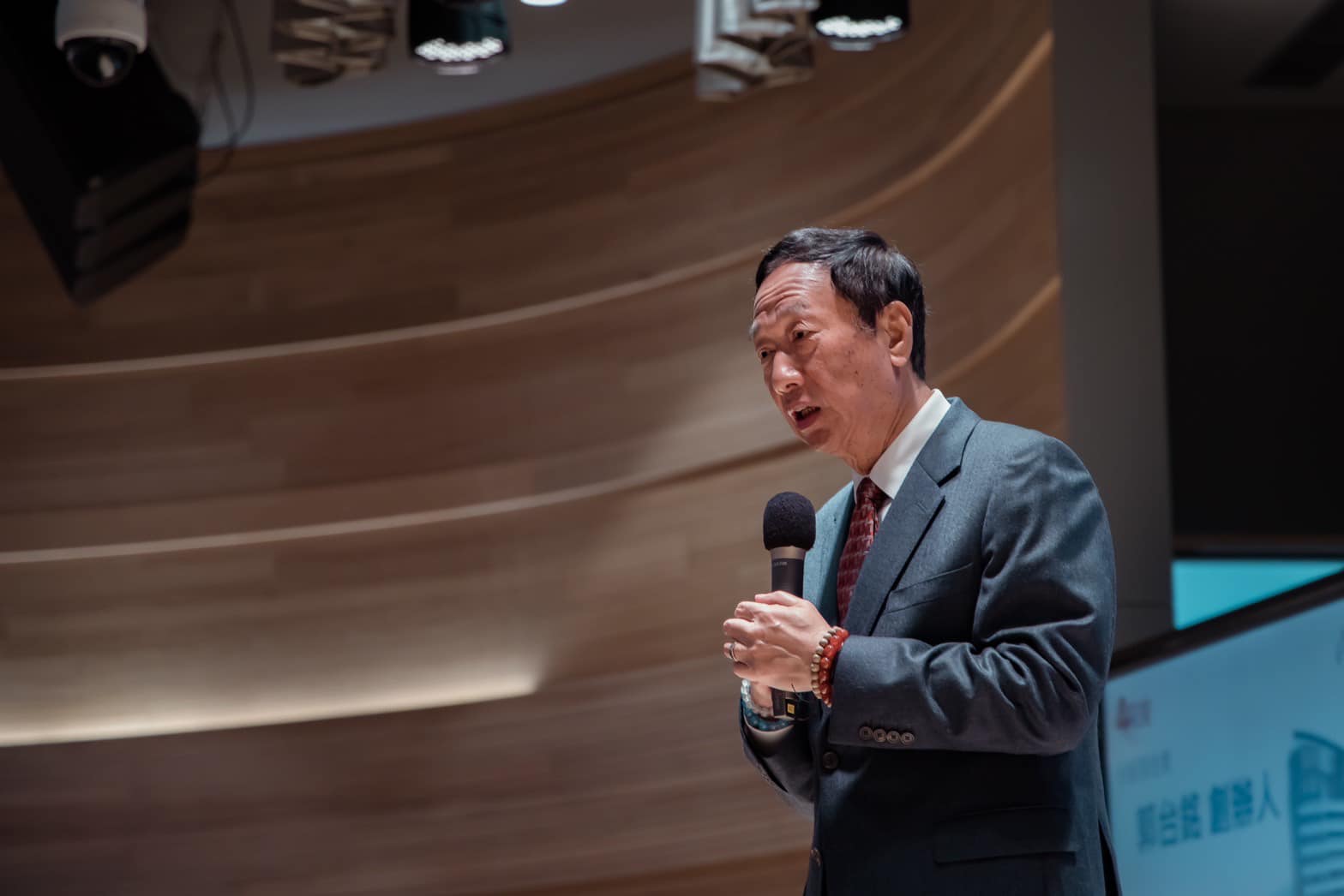 被薛瑞元酸像BNT推銷員 郭台銘轟官員「禽獸食祿」