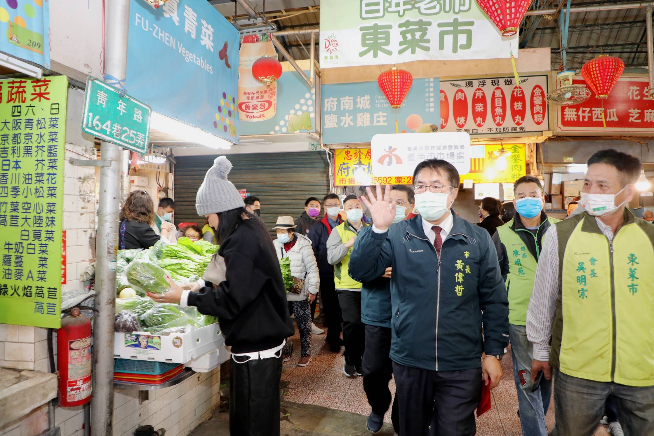 黃偉哲視察東菜市關心物資供應 發放紅包提前賀節