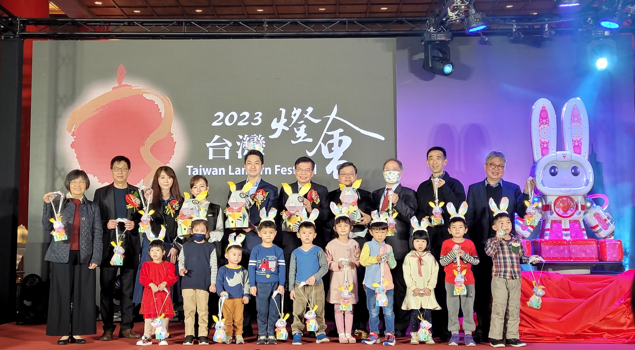 台灣燈會主燈巨型太空兔超Q 小提燈可變兔耳戴頭上