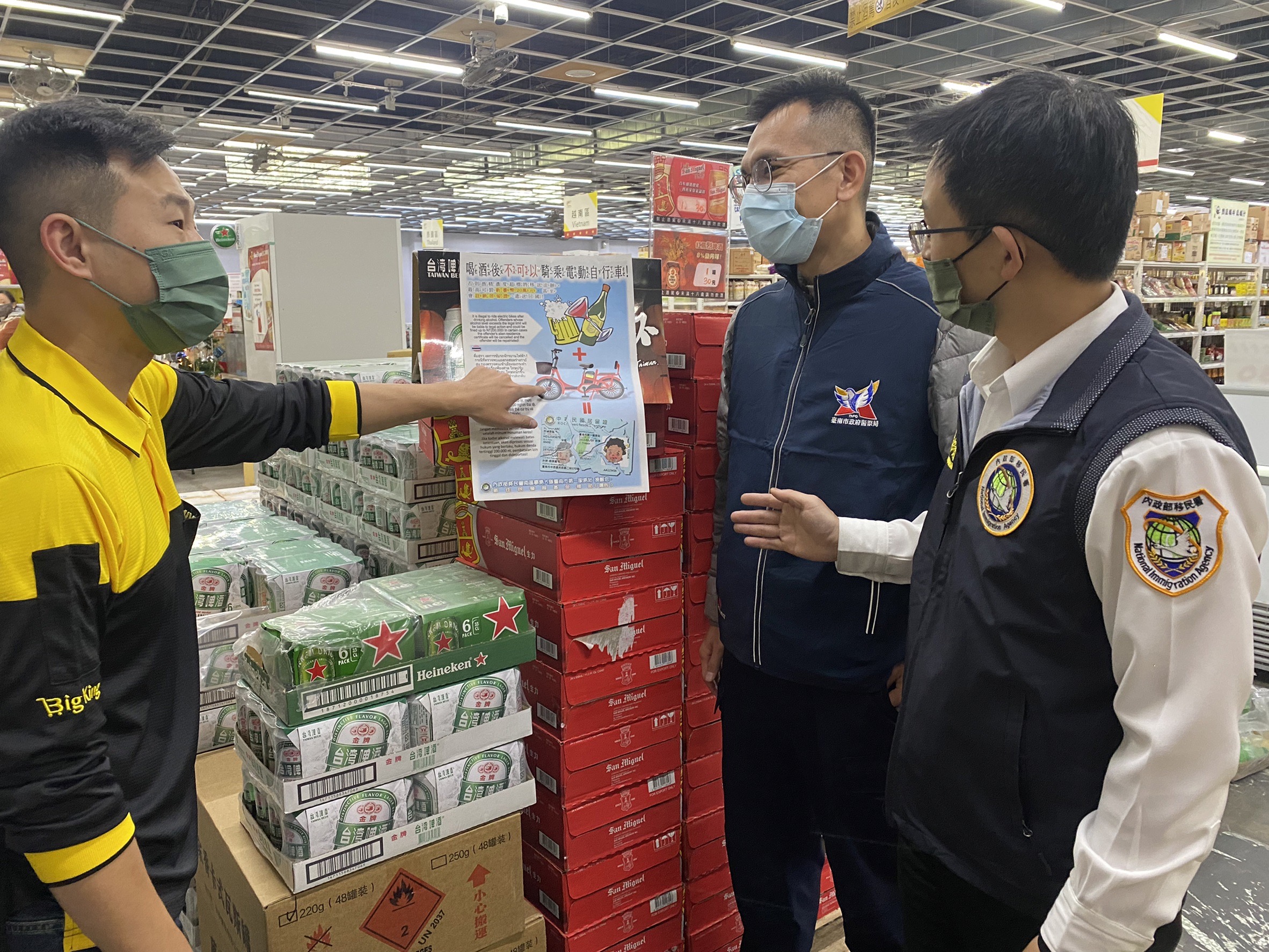 移民署台南一站年節行動服務不停歇 火車站商圈加強宣導防範豬瘟及酒駕