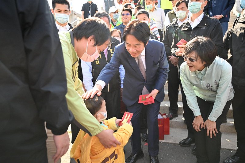 副總統賴清德南下高雄、屏東參香發福袋 向民眾賀年