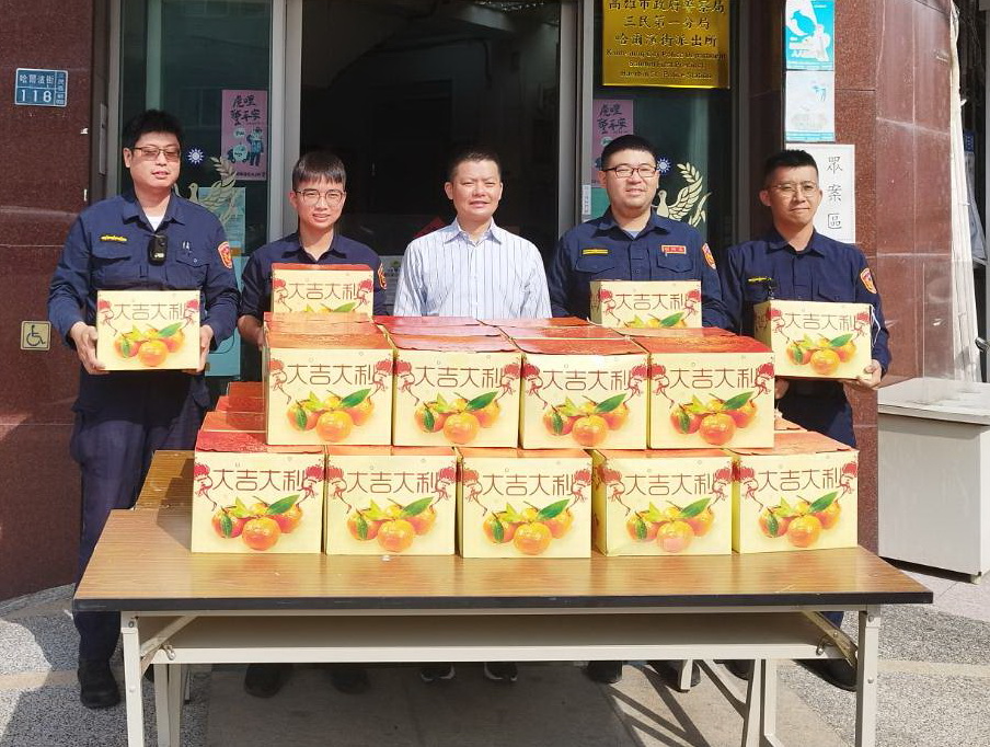 高雄市副議長曾俊傑貼心慰勞員警 送上五百箱福橘