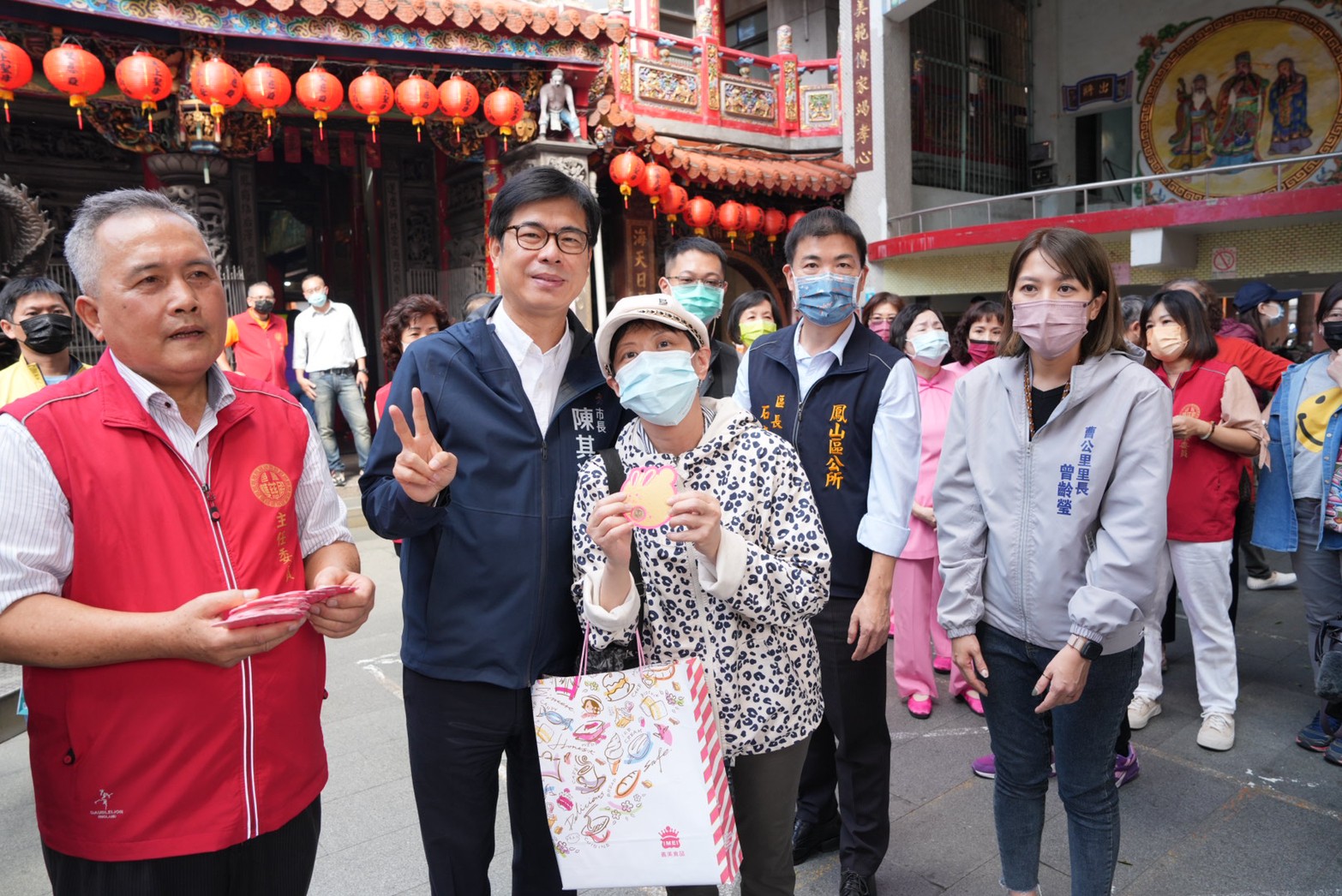 行程滿檔 陳其邁廟宇參香 各商圈發放兔年小紅包