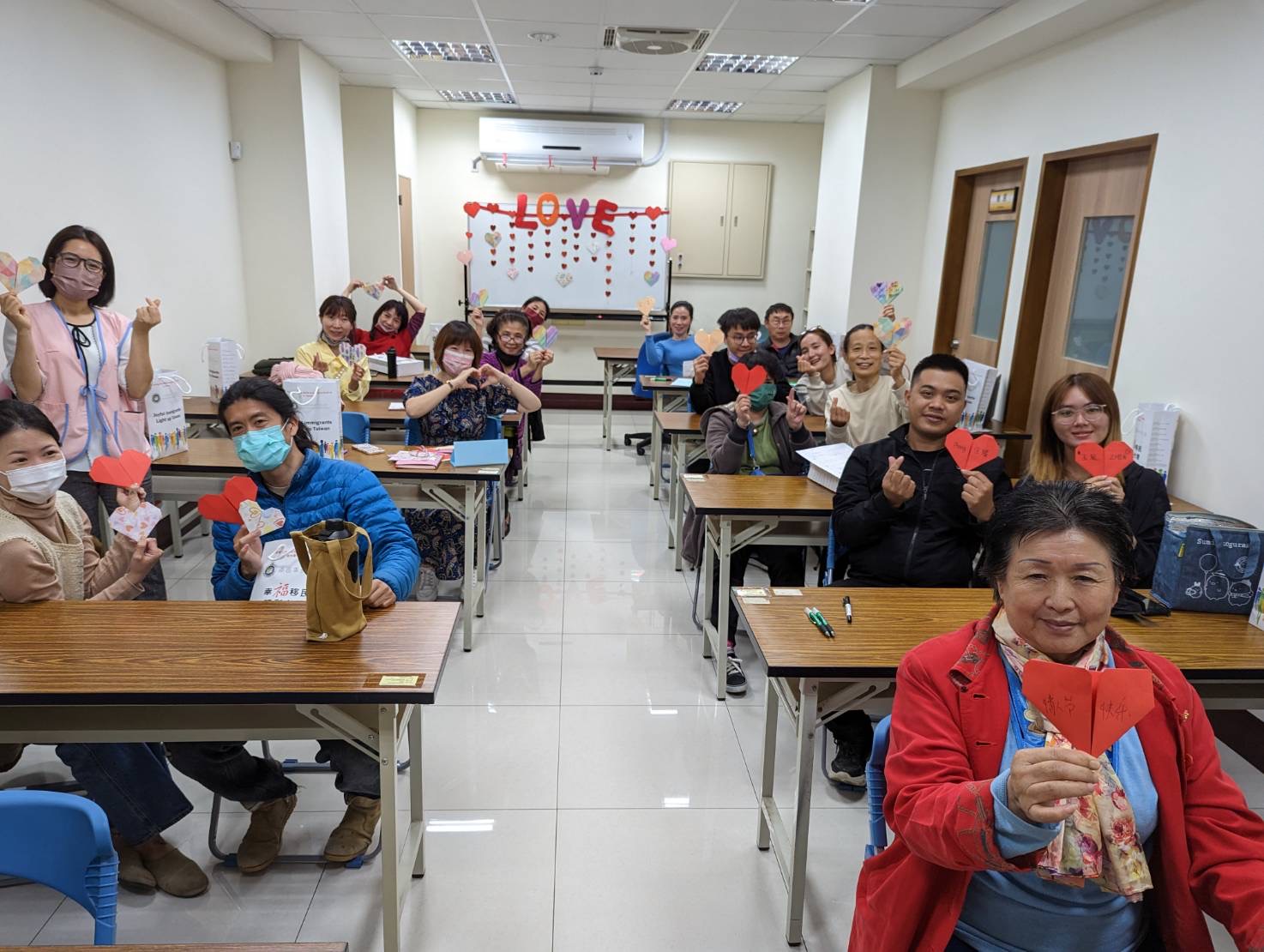 移民署台南一站情人節設幸福牆 邀新住民夫妻浪漫告白