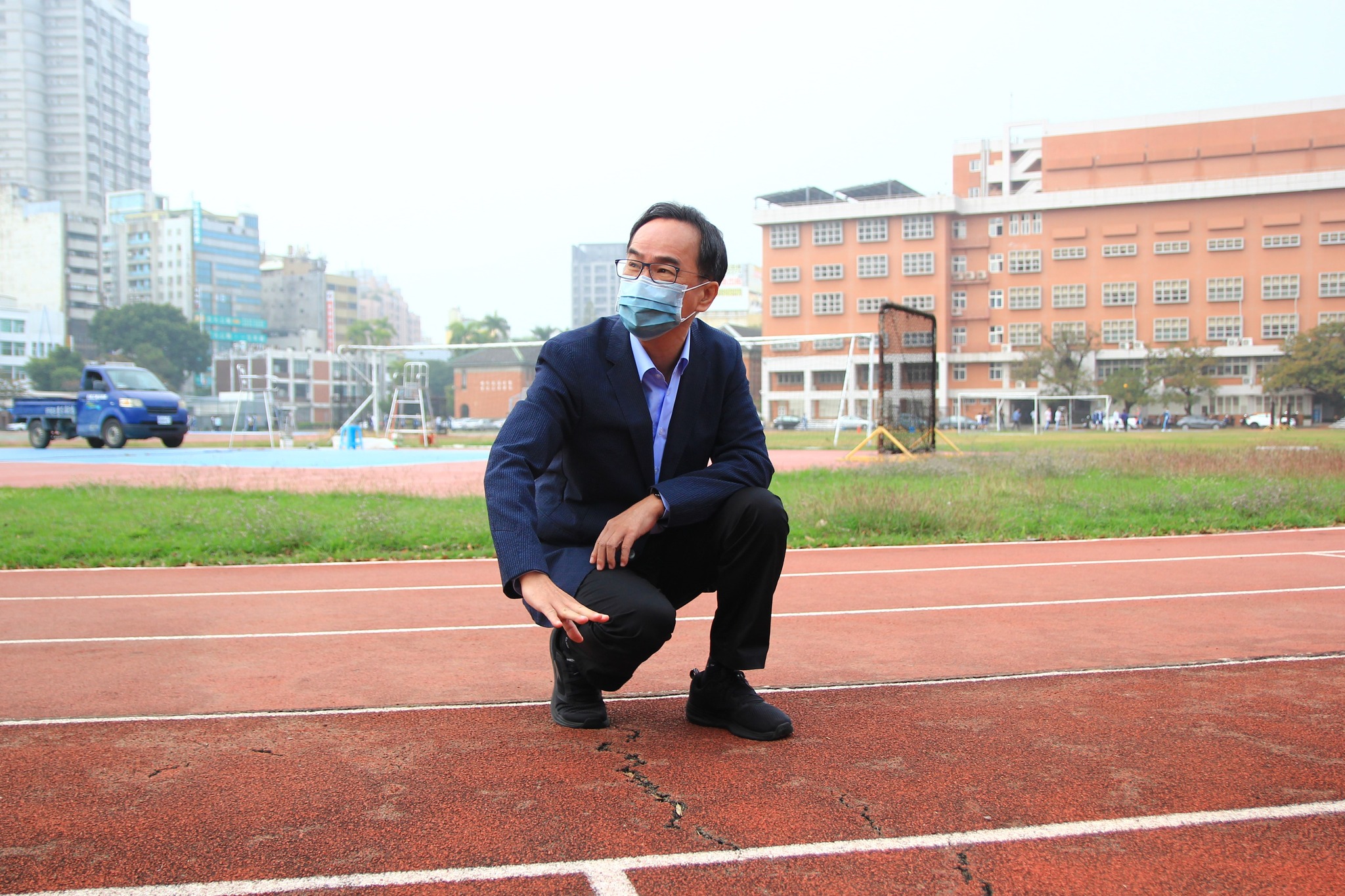 高雄中學操場跑道使用30年 立委李昆澤爭取經費更新