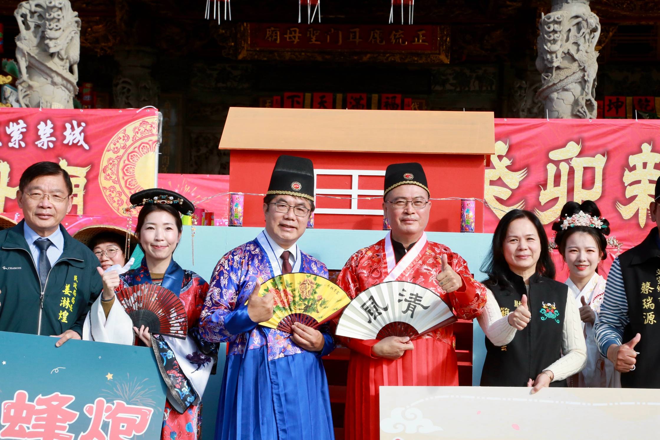 台南鹿耳門聖母廟喜迎春 市長黃偉哲邀民眾迓春牛賞煙火