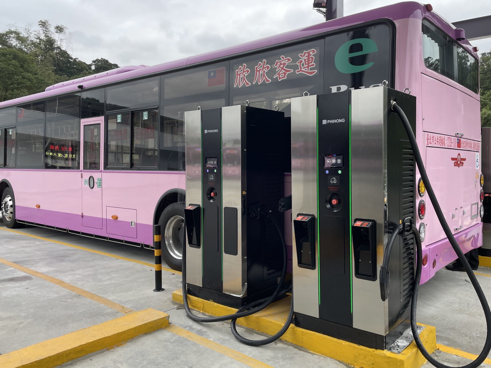 台北市首座電動公車快充充電站啟用 20分鐘可充電80%
