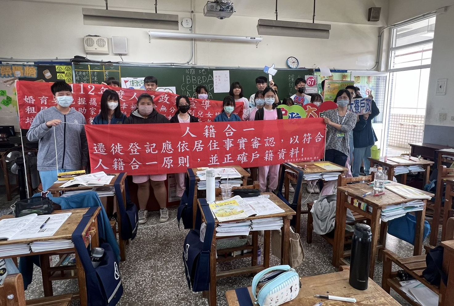 大寮戶政所前進校園 受理國三初領國民身分證