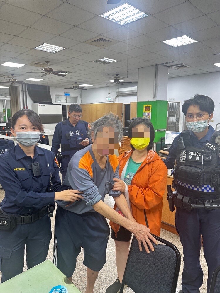 地下室驚見失智翁 警上前關心助返家
