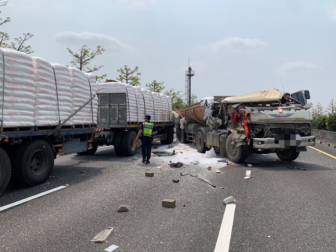 國道一號北向發生大型車碰撞 車陣回堵公六里