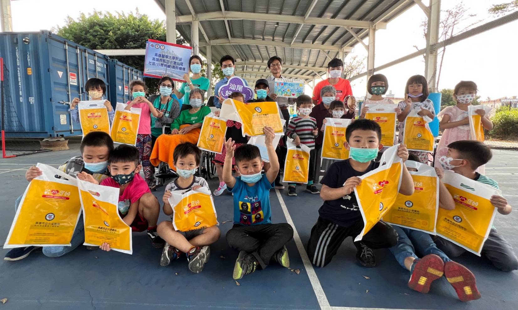 汕尾日照老頑童送愛到幼兒園共慶兒童節