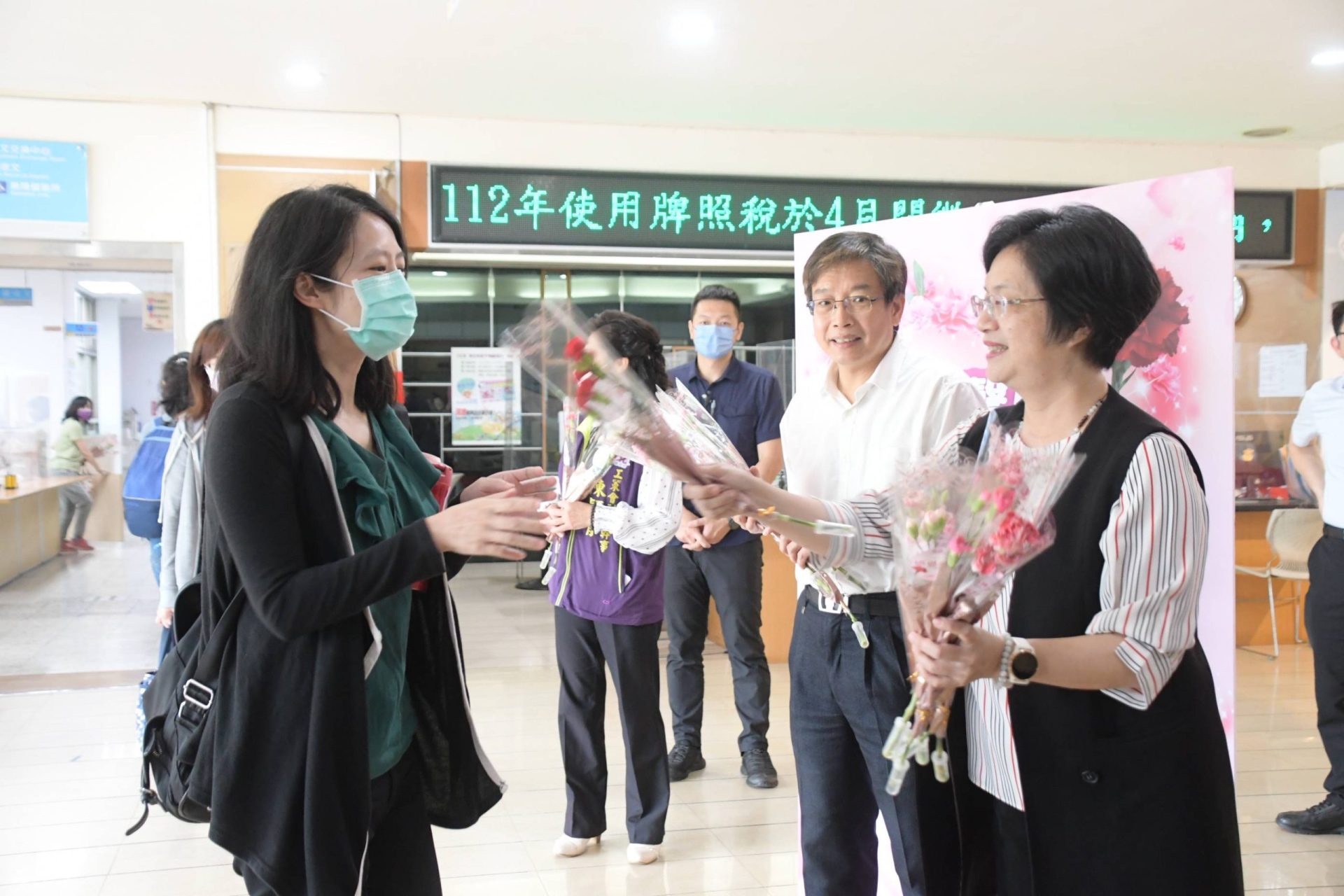 母親節送祝福 彰化縣長王惠美送康乃馨分享好「馨」情