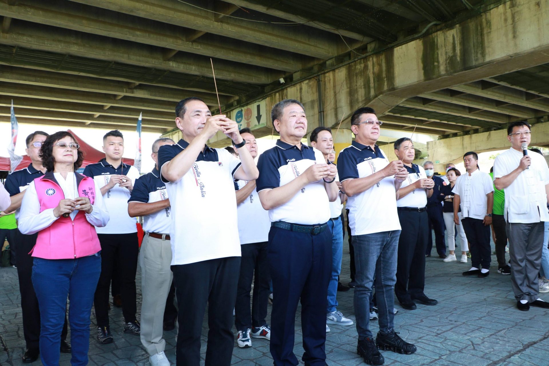 新北議長盃龍舟賽 侯友宜、蔣根煌合體為龍舟開光點睛