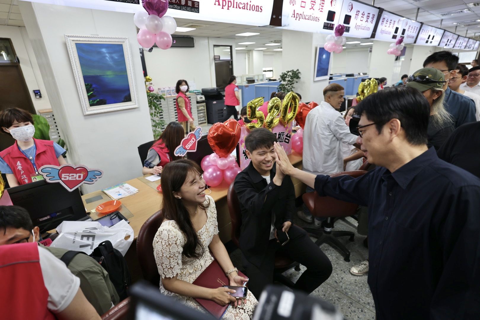 520結婚傳愛！陳其邁化身一日戶政員 喜迎新人遞祝福