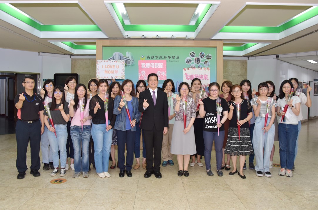 高雄市警察局局長林炎田致贈女性同仁康乃馨 歡慶母親節